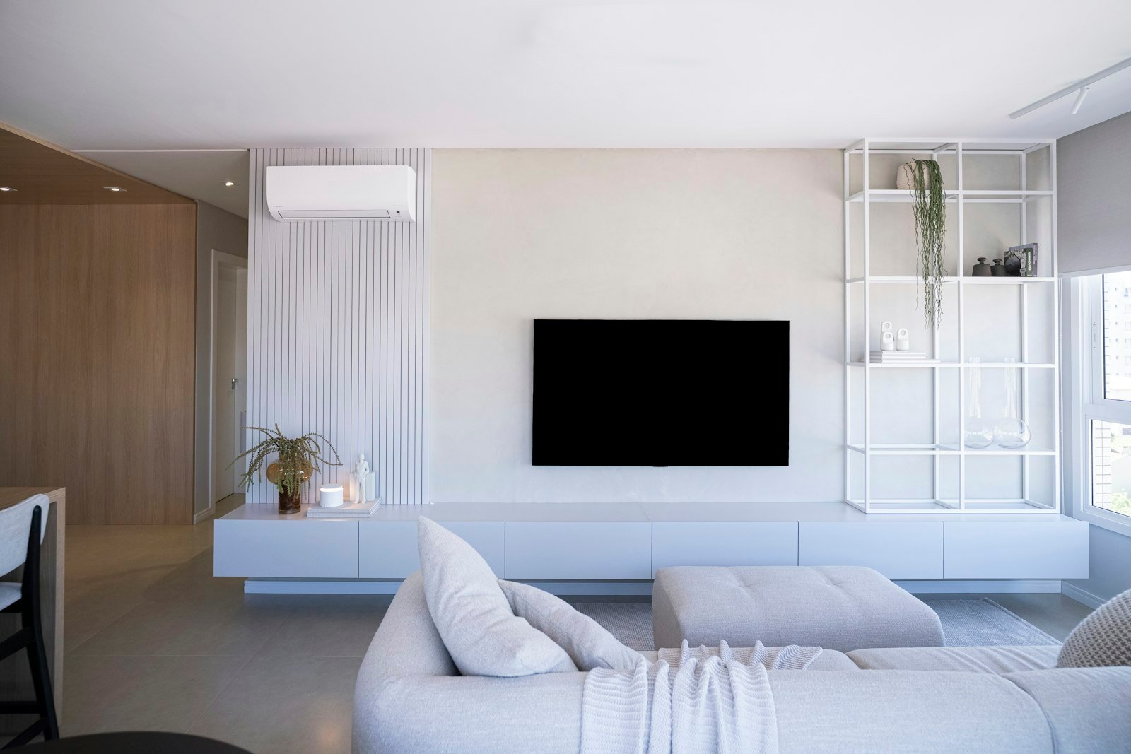 Sala moderna com ar-condicionado split inverter instalado sem tubulação aparente